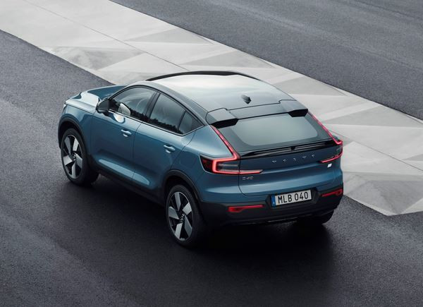 Le crossover coupé compact électrique Volvo C40 en approche