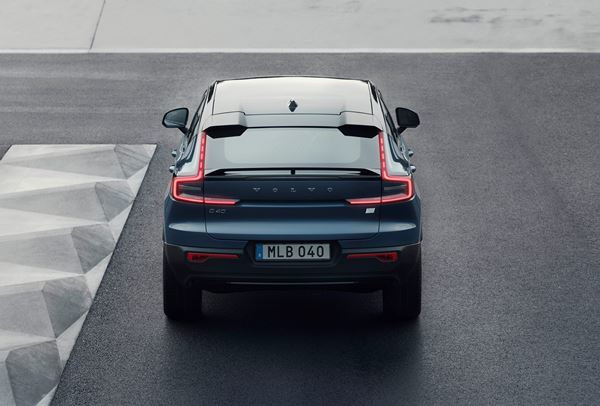 Le crossover coupé compact électrique Volvo C40 en approche