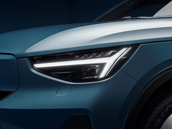 Le crossover coupé compact électrique Volvo C40 en approche