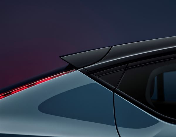 Le crossover coupé compact électrique Volvo C40 en approche