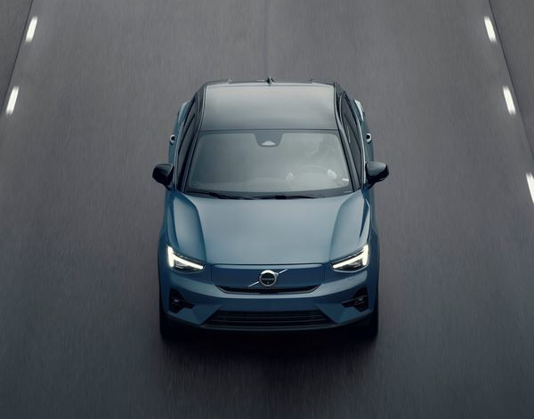 Le crossover coupé compact électrique Volvo C40 en approche