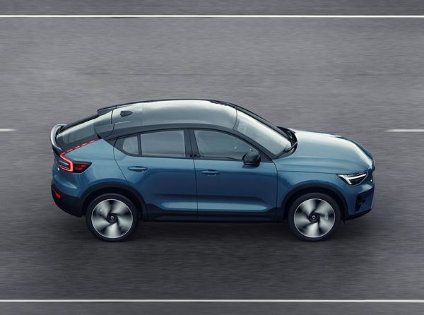 Le crossover coupé compact électrique Volvo C40 en approche