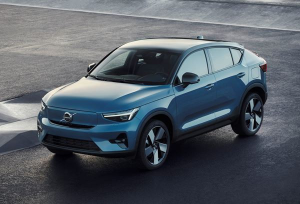 Le crossover coupé compact électrique Volvo C40 en approche