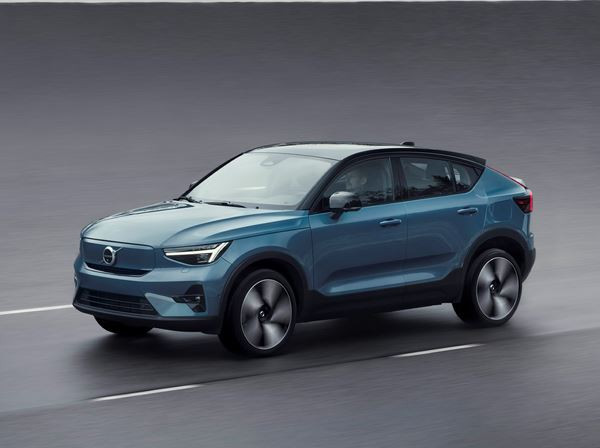 Le crossover coupé compact électrique Volvo C40 en approche