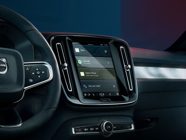 Le crossover coupé compact électrique Volvo C40 en approche