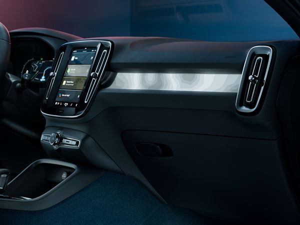 Le crossover coupé compact électrique Volvo C40 en approche