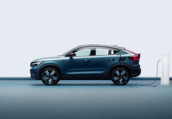 Le crossover coupé compact électrique Volvo C40 en approche