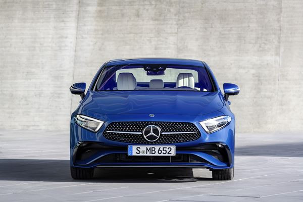 Le coupé quatre portes Mercedes CLS actualisé en approche