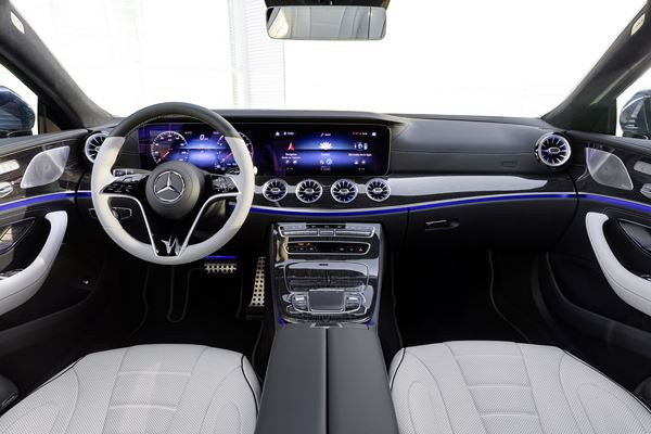 Le coupé quatre portes Mercedes CLS actualisé en approche