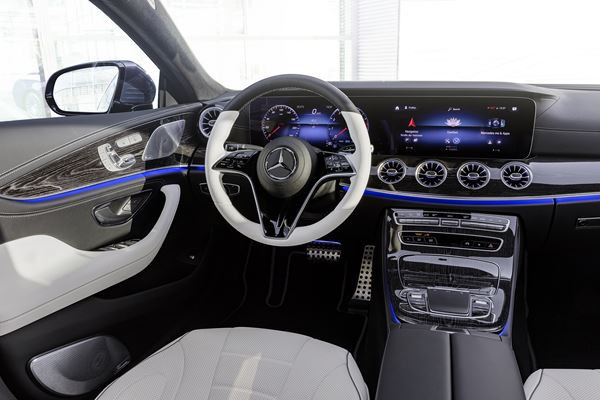 Le coupé quatre portes Mercedes CLS actualisé en approche