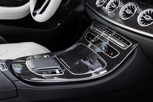 Le coupé quatre portes Mercedes CLS actualisé en approche