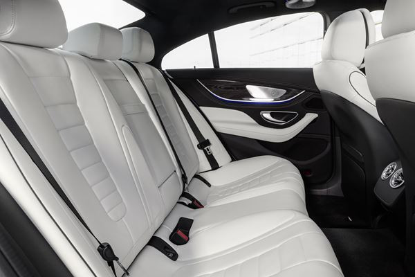 Le coupé quatre portes Mercedes CLS actualisé en approche