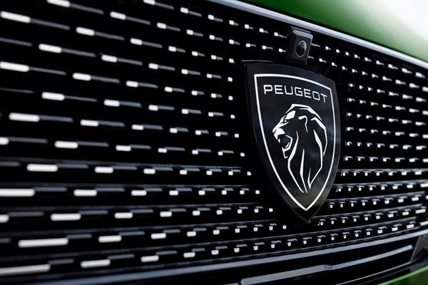 La Peugeot 308 berline change de morphologie