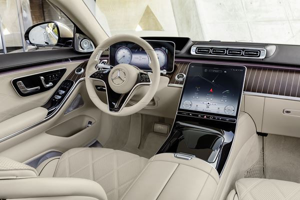 Mercedes-Maybach Classe S : une limousine de luxe exclusive adaptée au mode chauffeur