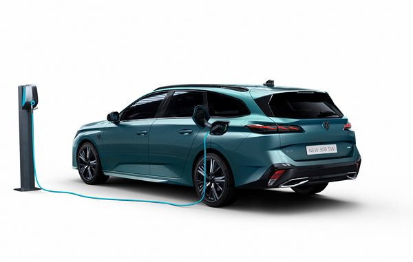 Le break Peugeot 308 SW affiche un profil racé et un arrière sophistiqué