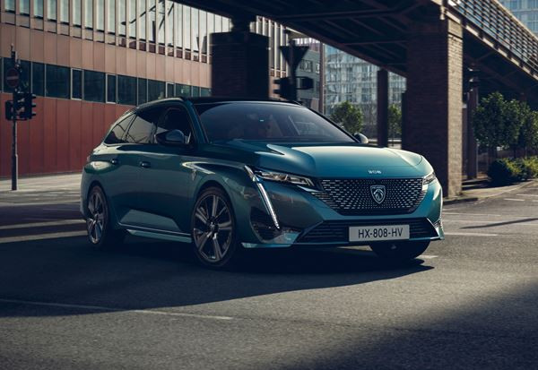 Le break Peugeot 308 SW affiche un profil racé et un arrière sophistiqué