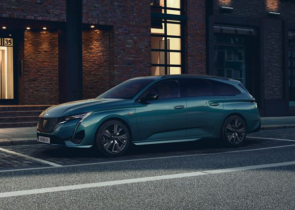 Le break Peugeot 308 SW affiche un profil racé et un arrière sophistiqué
