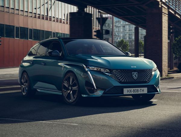 Le break Peugeot 308 SW affiche un profil racé et un arrière sophistiqué