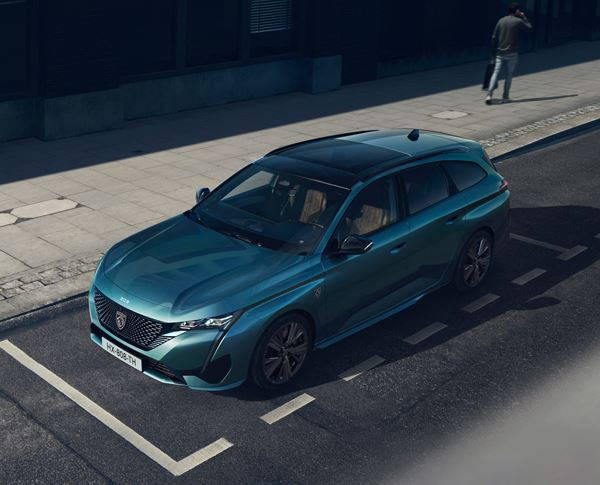 Le break Peugeot 308 SW affiche un profil racé et un arrière sophistiqué