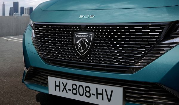 Le break Peugeot 308 SW affiche un profil racé et un arrière sophistiqué