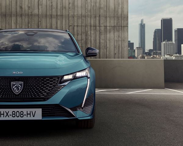 Le break Peugeot 308 SW affiche un profil racé et un arrière sophistiqué
