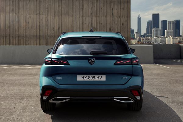 Le break Peugeot 308 SW affiche un profil racé et un arrière sophistiqué
