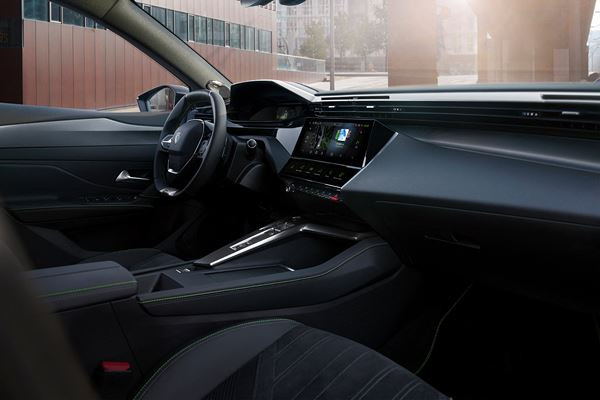 Le break Peugeot 308 SW affiche un profil racé et un arrière sophistiqué