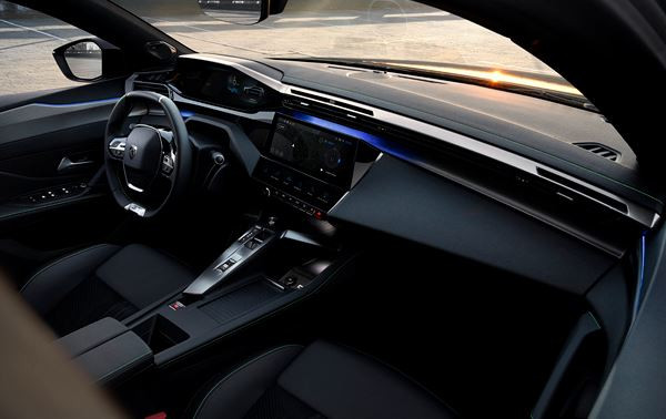 Le break Peugeot 308 SW affiche un profil racé et un arrière sophistiqué
