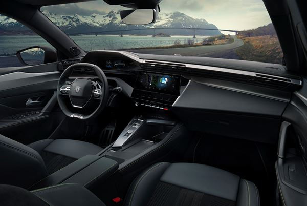 Le break Peugeot 308 SW affiche un profil racé et un arrière sophistiqué