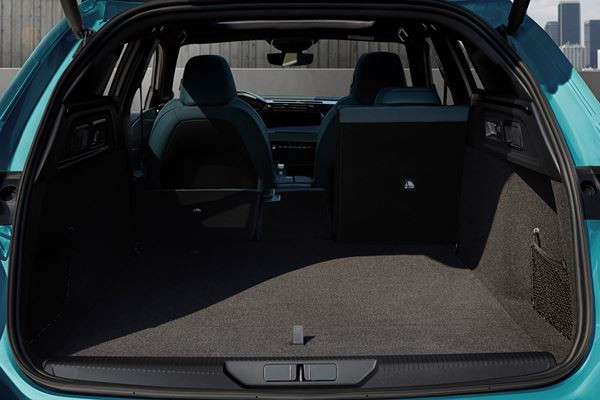 Le break Peugeot 308 SW affiche un profil racé et un arrière sophistiqué