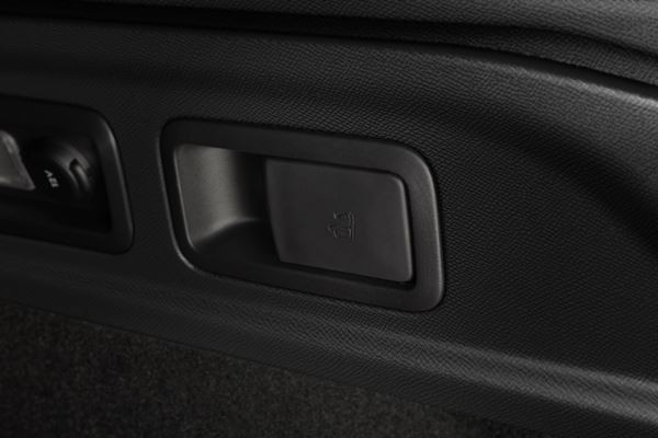 Le break Peugeot 308 SW affiche un profil racé et un arrière sophistiqué