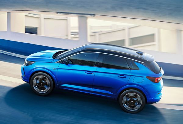 Le SUV compact Opel Grandland arbore le visage de la marque Opel Vizor