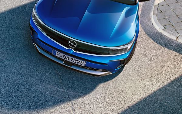 Le SUV compact Opel Grandland arbore le visage de la marque Opel Vizor