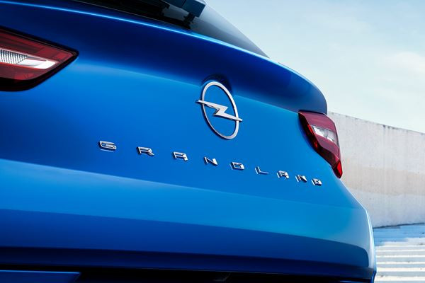 Le SUV compact Opel Grandland arbore le visage de la marque Opel Vizor