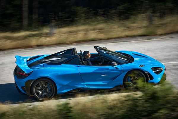 La supercar décapotable McLaren 765LT Spider embarque un V8 biturbo de 765 ch