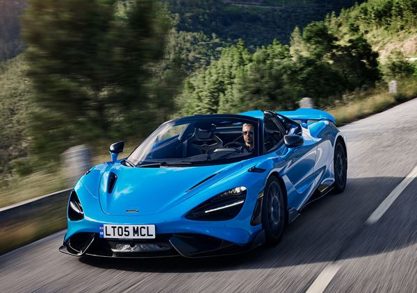 La supercar décapotable McLaren 765LT Spider embarque un V8 biturbo de 765 ch