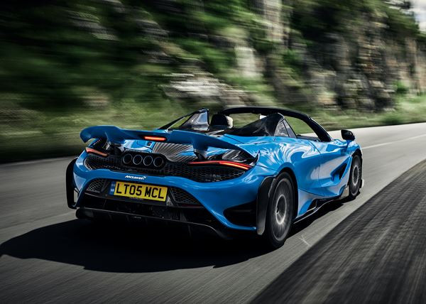 La supercar décapotable McLaren 765LT Spider embarque un V8 biturbo de 765 ch