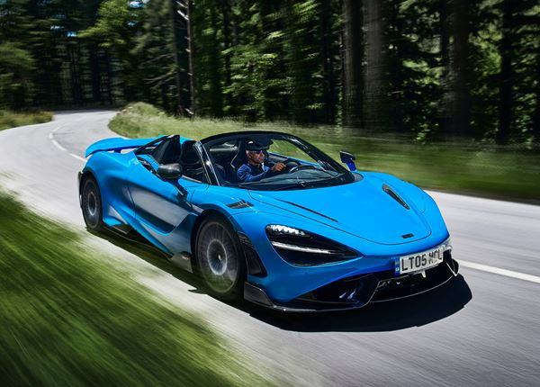 La supercar décapotable McLaren 765LT Spider embarque un V8 biturbo de 765 ch