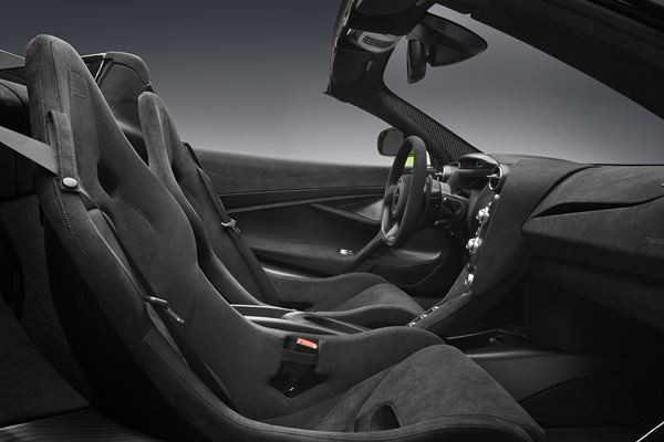 La supercar décapotable McLaren 765LT Spider embarque un V8 biturbo de 765 ch