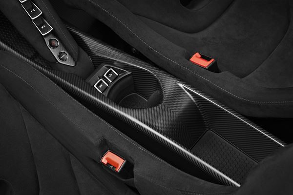 La supercar décapotable McLaren 765LT Spider embarque un V8 biturbo de 765 ch