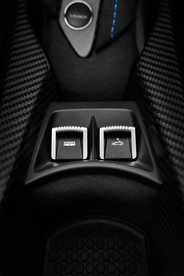 La supercar décapotable McLaren 765LT Spider embarque un V8 biturbo de 765 ch