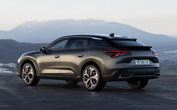 La Citroën C5 X innove avec sa ligne originale dans un segment traditionnel