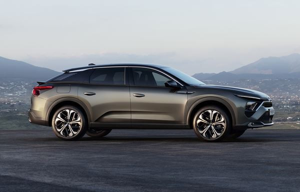 La Citroën C5 X innove avec sa ligne originale dans un segment traditionnel
