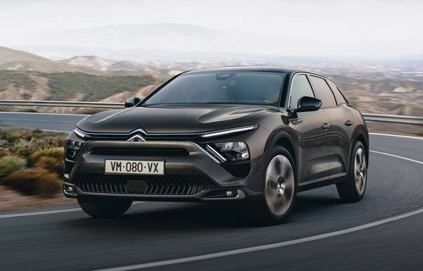 La Citroën C5 X innove avec sa ligne originale dans un segment traditionnel