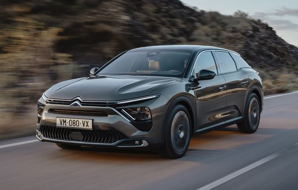 La Citroën C5 X innove avec sa ligne originale dans un segment traditionnel
