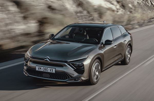 La Citroën C5 X innove avec sa ligne originale dans un segment traditionnel