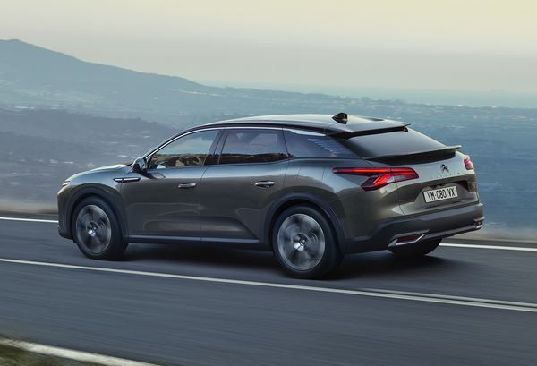 La Citroën C5 X innove avec sa ligne originale dans un segment traditionnel