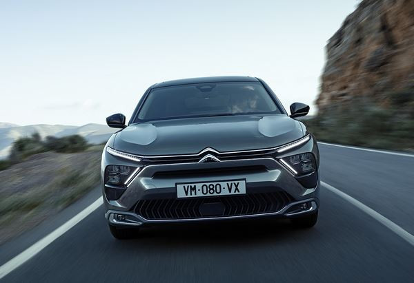 La Citroën C5 X innove avec sa ligne originale dans un segment traditionnel