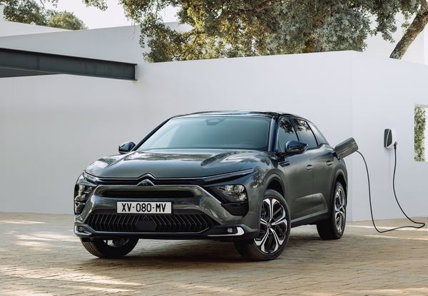 La Citroën C5 X innove avec sa ligne originale dans un segment traditionnel