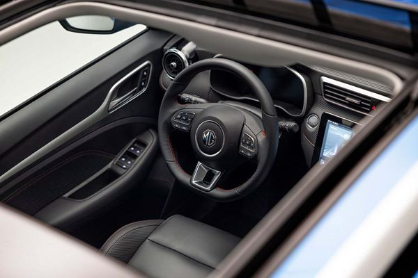 Le SUV urbain électrique MG ZS EV mis à jour techniquement en approche